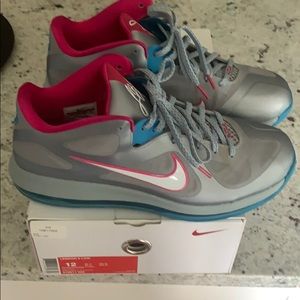 Men’s Nike Lebron low top shoe